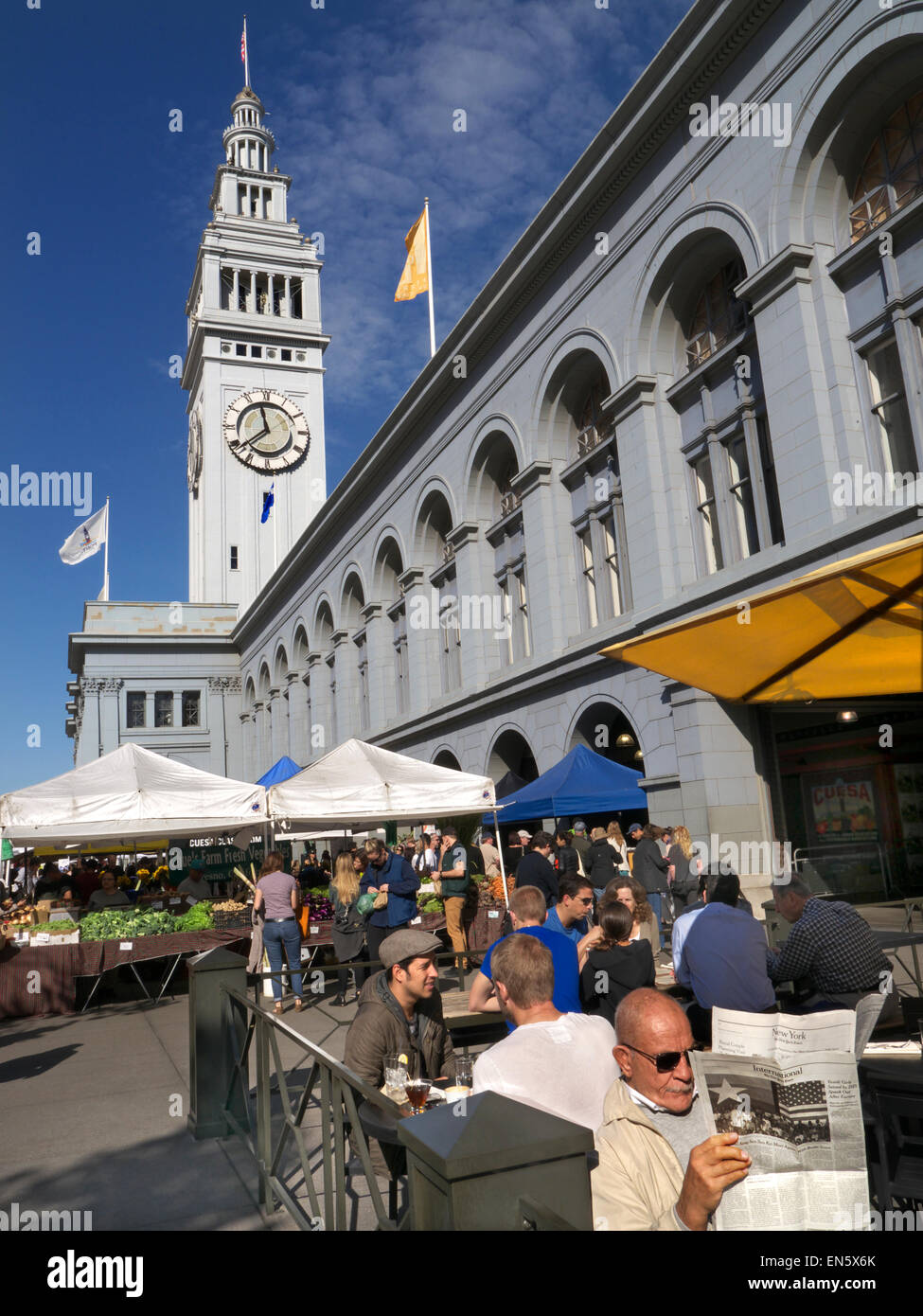 L'automne en plein air salle à manger et boire à 'Le marché' Bar restaurant Ferry Building Embarcadero San Francisco California USA Banque D'Images