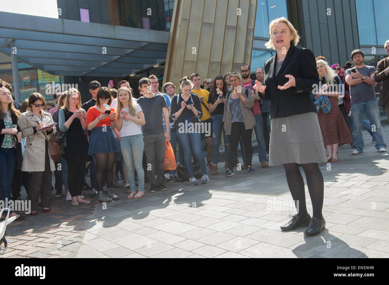 La chef du Parti vert, Natalie Bennett s'adresse aux élèves à Sheffield lors de l'élection générale de 2015 Banque D'Images