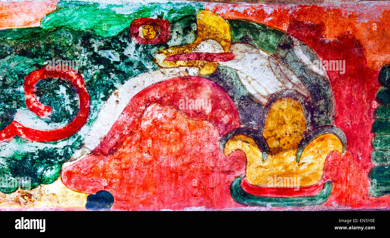 Oiseaux ancienne peinture murale fresque colorée des ruines indiennes à Teotihuacan Mexico Mexique. Palais de Quetzalpapaloli. Banque D'Images
