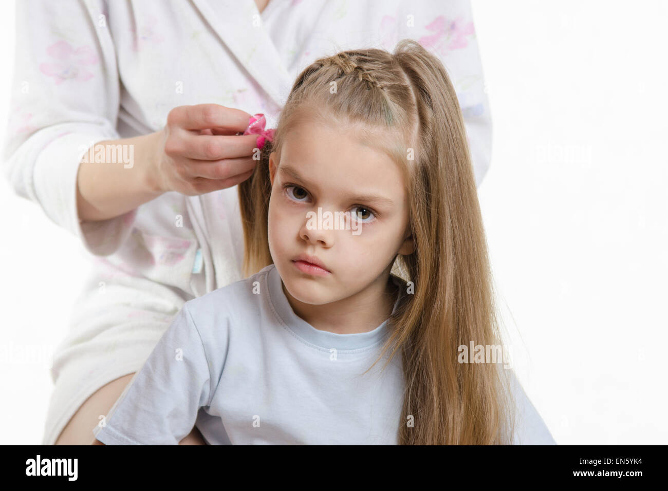 Tresses de cheveux longs élastiques maman jolie fille de six ans Banque D'Images