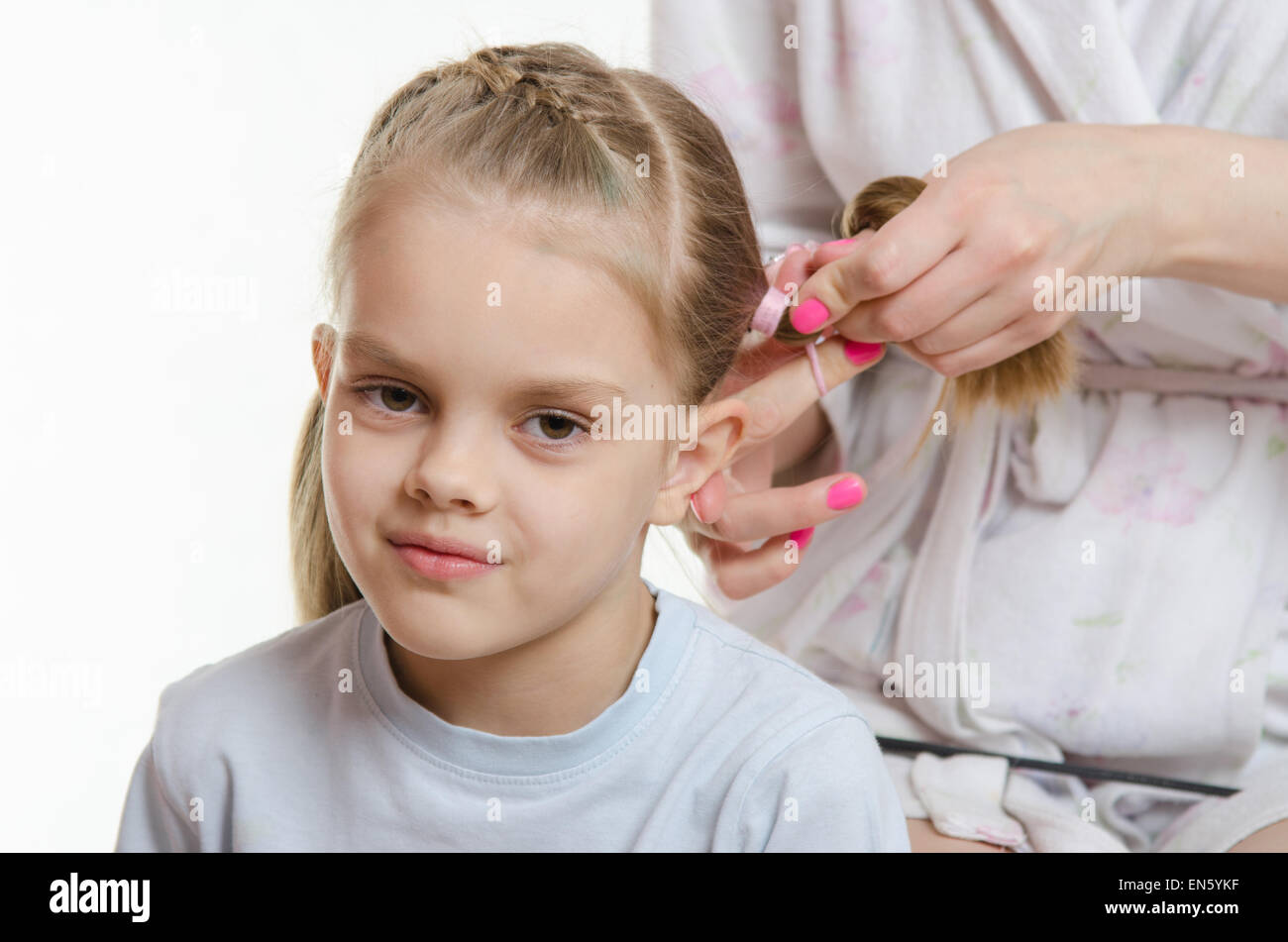 Tresses de cheveux longs élastiques maman jolie fille de six ans Banque D'Images