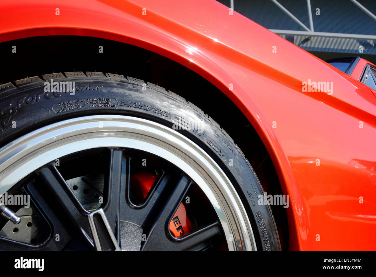 Détail de la roue d'une voiture de muscle Mustang rouge classique Banque D'Images