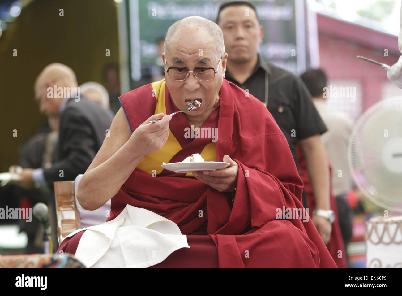 Dharamshala Distt Kangra Inde Apr 23 15 Le Chef Spirituel Tibetain Le Dalai Lama Ayant Gateau Comme Il A Fete Son Anniversaire A L Heure Avec Desmond Tutu Le Prix Nobel De L Afrique