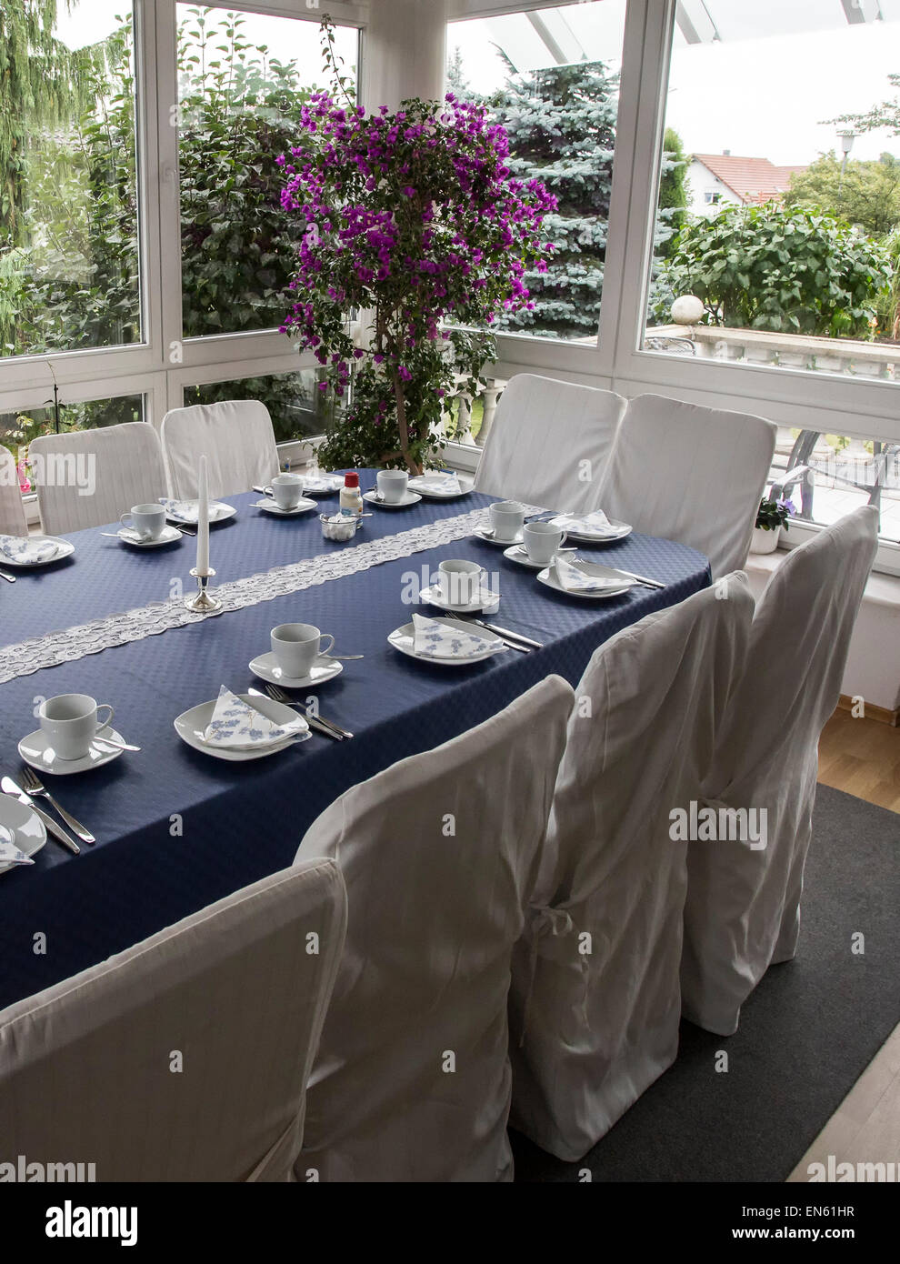 Déjeuner de famille belle table en chambre jardin en Allemagne Banque D'Images