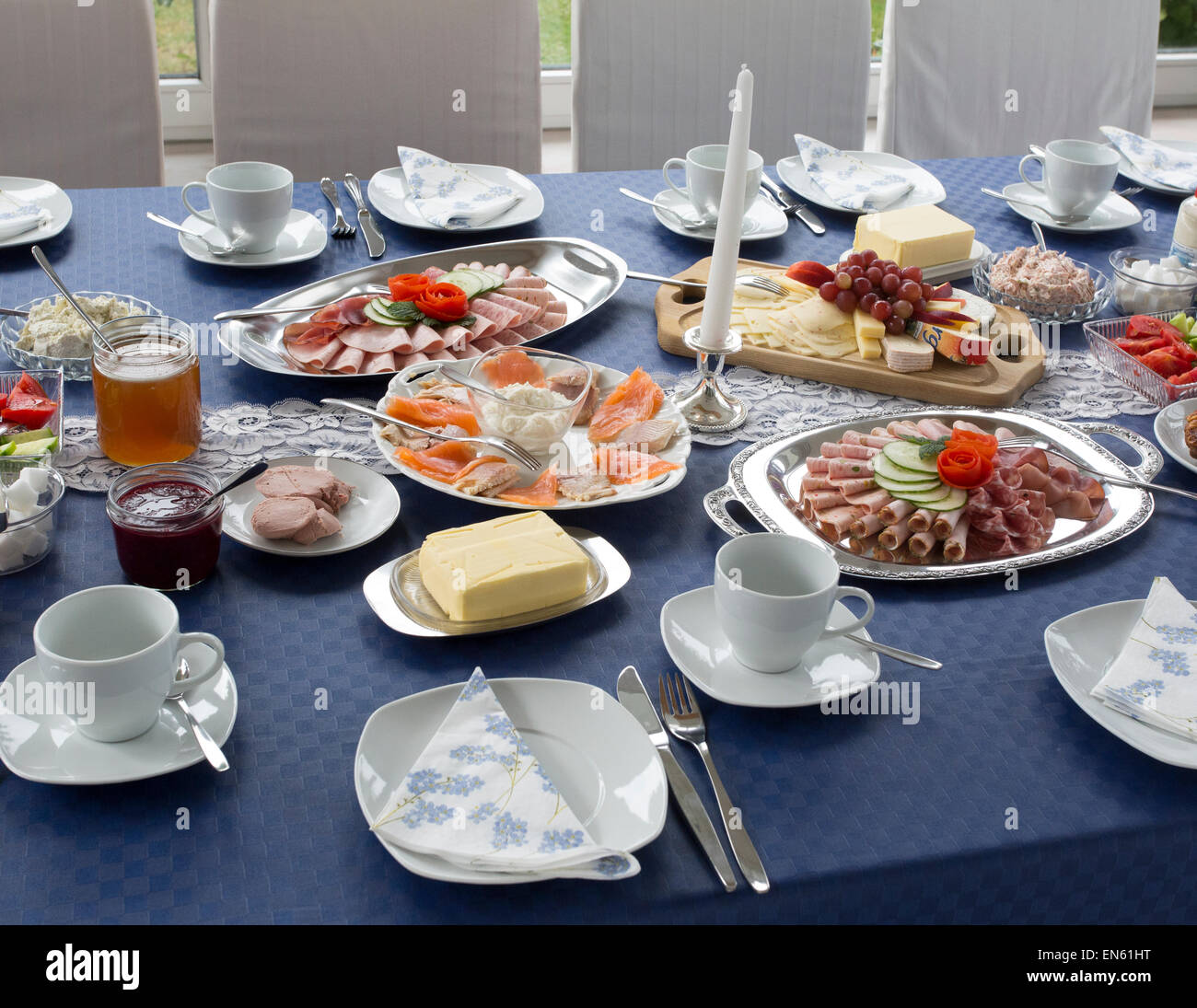 Table de dîner avec les plateaux de viandes froides, de légumes et autres gourmandises en Allemagne Banque D'Images