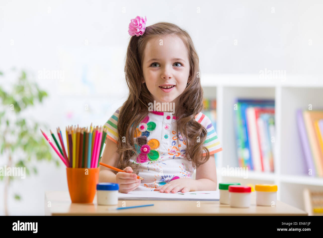 Mignon petit bambin fille enfant dessin à house Banque D'Images