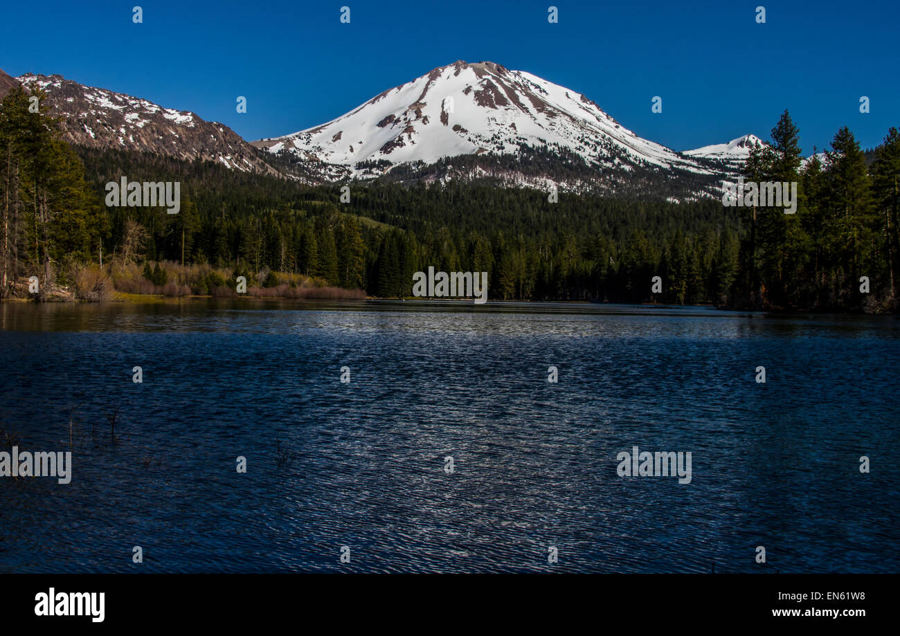 Manzanita Lake avec mon Lassen en arrière-plan Banque D'Images