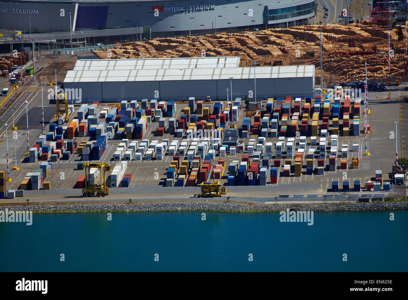 Des piles de conteneurs d'expédition au terminal à conteneurs de Thorndon, Wellington, Île du Nord, en Nouvelle-Zélande. Banque D'Images