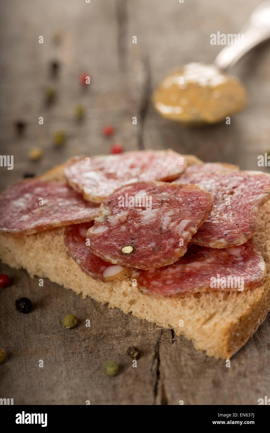 Salami sandwich. Tranches de salami sandwich ouvert sur pain de grains entiers Banque D'Images