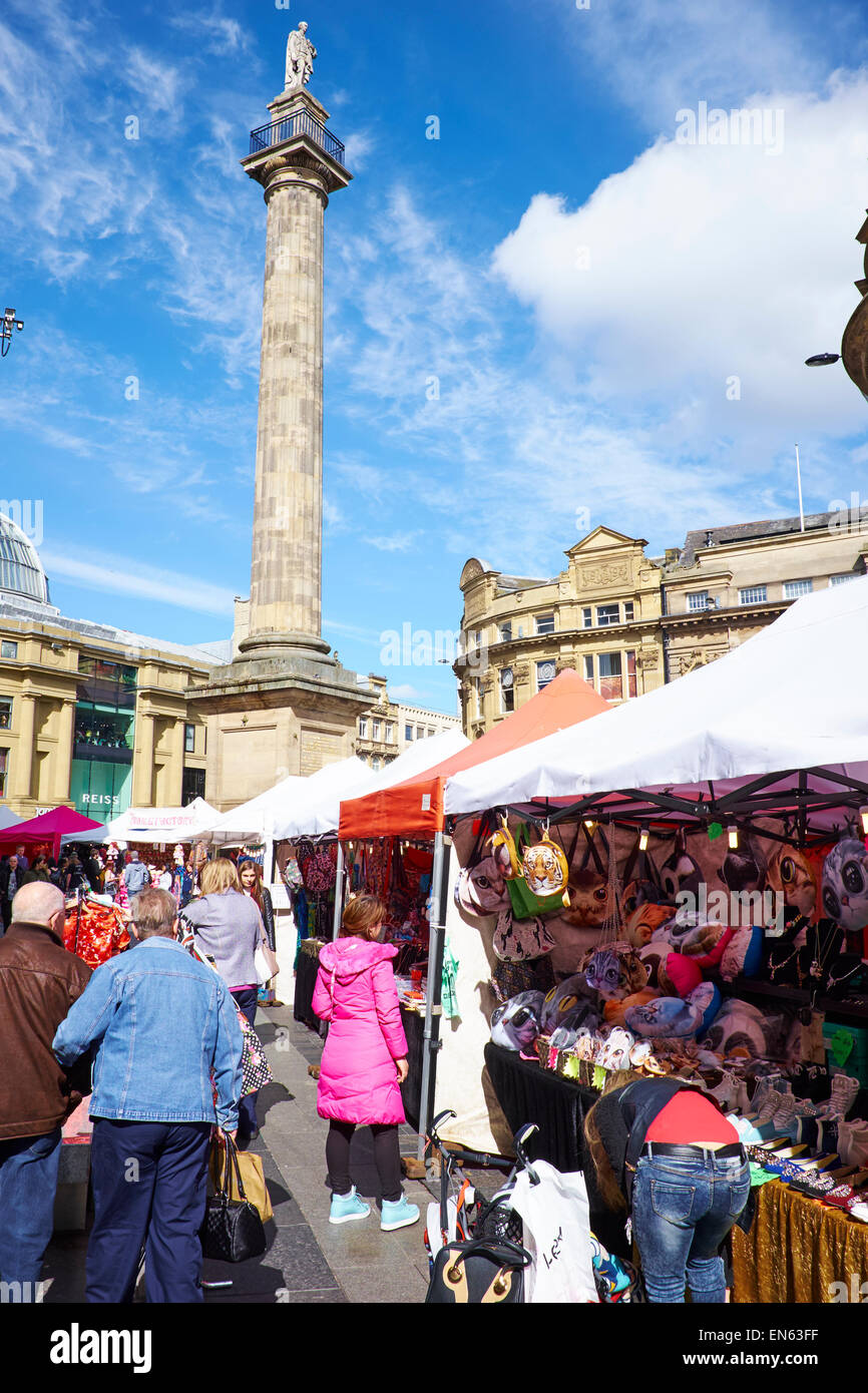 Marché de rue avec Grey's Monument situé sur l'arrière-plan London UK Banque D'Images