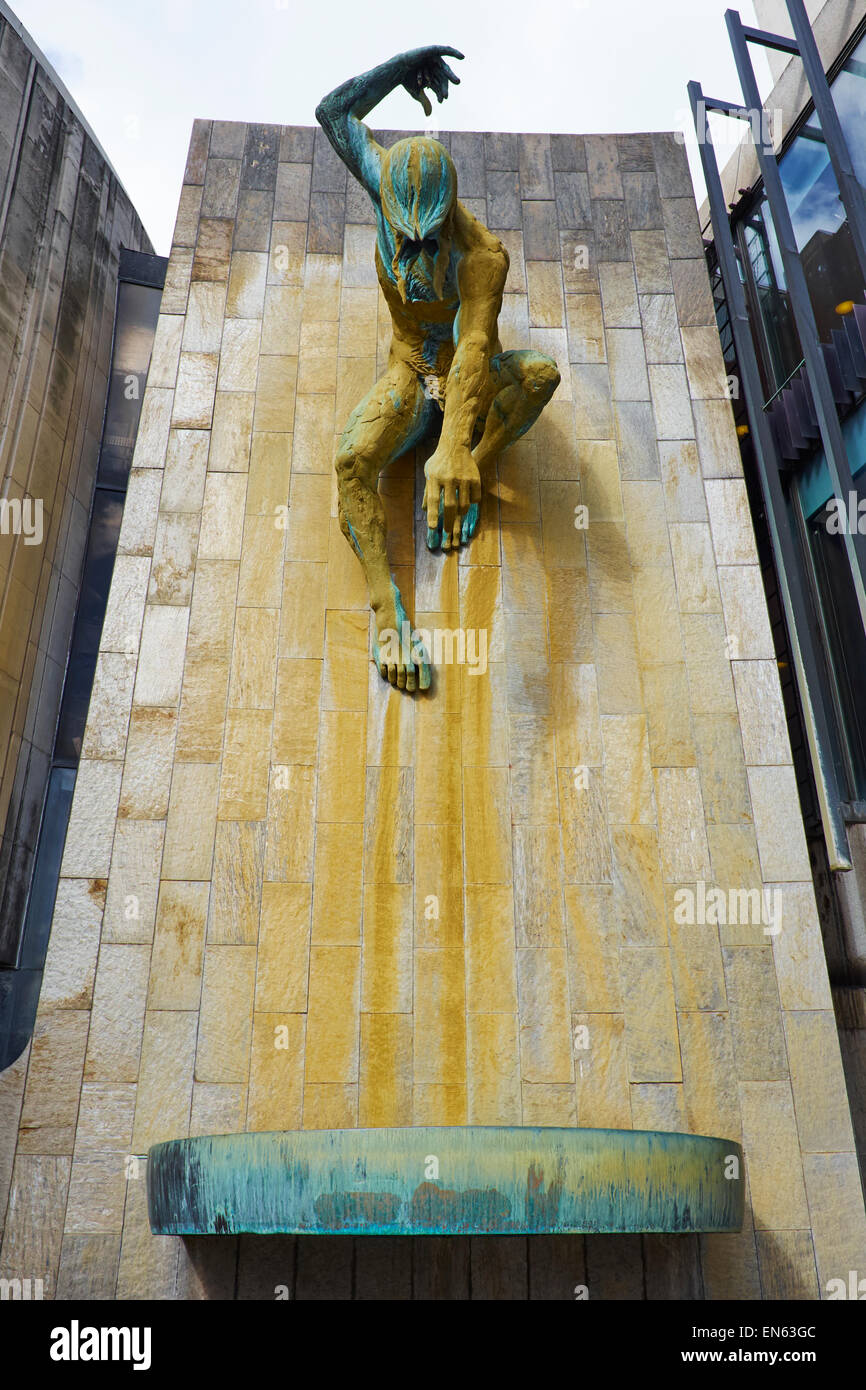 Dieu de la rivière par le sculpteur David Wynne au centre municipal Barras Bridge London UK Banque D'Images