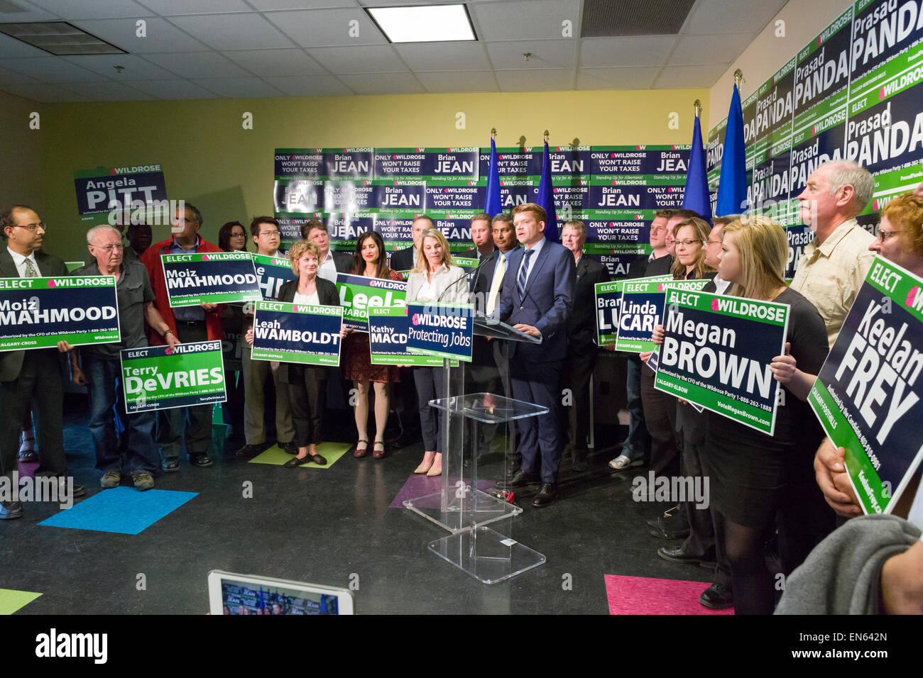 Calgary, Canada. Apr 28, 2015. La chef du parti Wildrose Alberta Brian Jean annonce une plateforme de campagne en tant que candidats de diverses circonscriptions rechercher sur à Calgary, Canada, le mardi 28 avril, 2015. L'élection provinciale est prévue pour le 5 mai 2015. Credit : Gudrun Schulze/Ebbinghoff Alamy Live News Banque D'Images