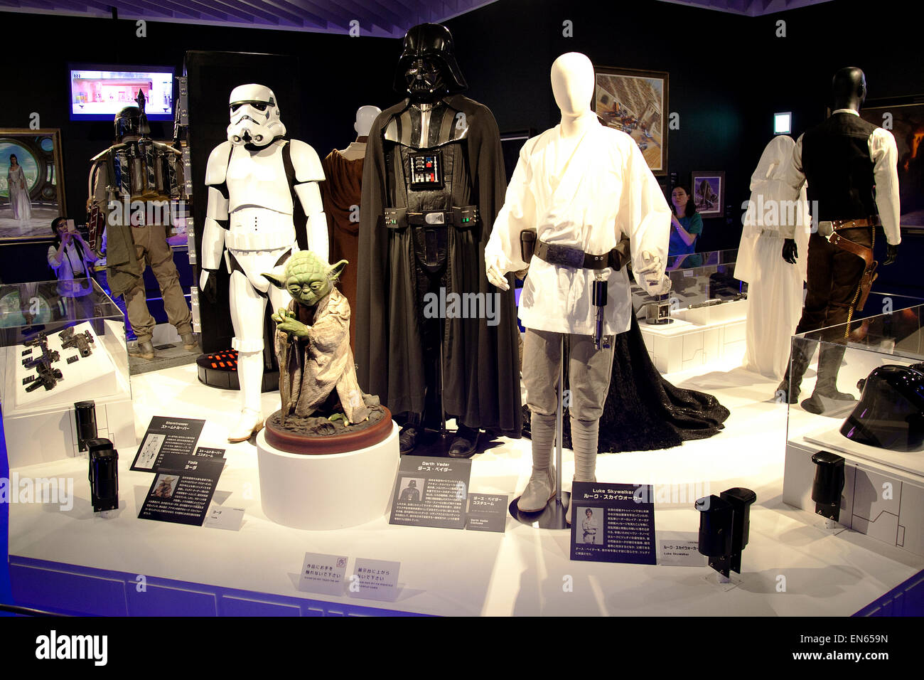 Tokyo, Japon. Apr 28, 2015. Plusieurs personnages de la série de films Star Wars sur l'affichage à l'exposition Star Wars à la vision de la ville de Tokyo Vue Ciel Galerie dans Roppongi Hills le 28 avril 2015, Tokyo, Japon. L'exposition est divisée en six zones thématiques (d'origine, Force, Bataille, Saga, Galaxy et Droid) situé dans différentes salles, et les visiteurs peuvent voir les modèles de la bataille des vaisseaux spatiaux, des statues grandeur nature des personnages principaux et les armes Jedi des films. Credit : AFLO Co.,Ltd/Alamy Live News Banque D'Images