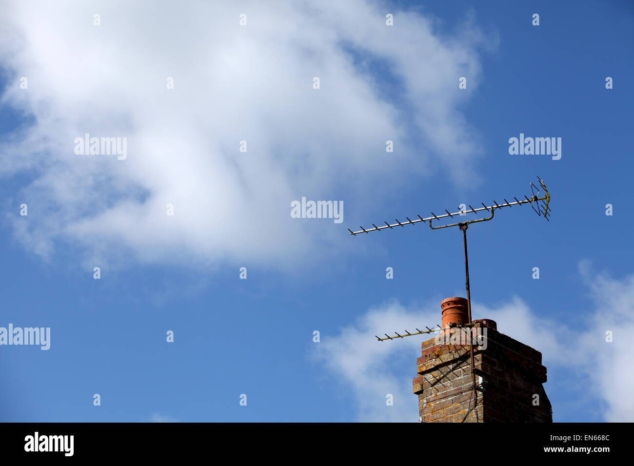 Une antenne de télévision sur une cheminée contre un ciel bleu Banque D'Images