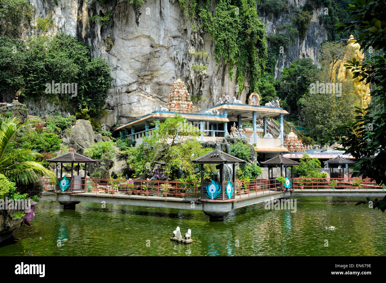 De l'extérieur d'un temple hindou dans la nature, entre un étang et une falaise, avec cave derrière. L'hindouisme, religion, édifice religieux, temples, sanctuaire hindou Banque D'Images