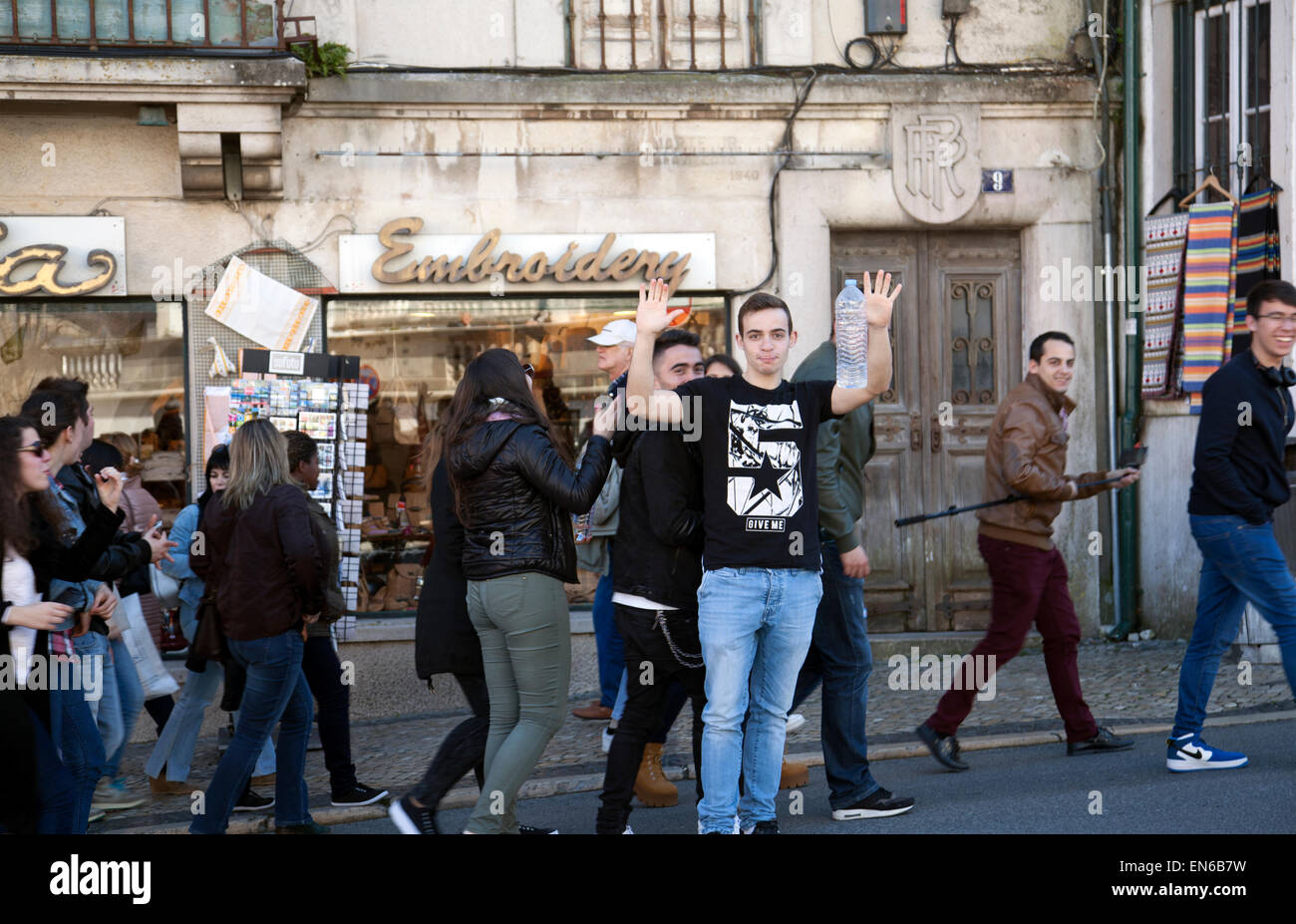 Groupe d'adolescents marchant sur la rue Sintra - Portugal Banque D'Images