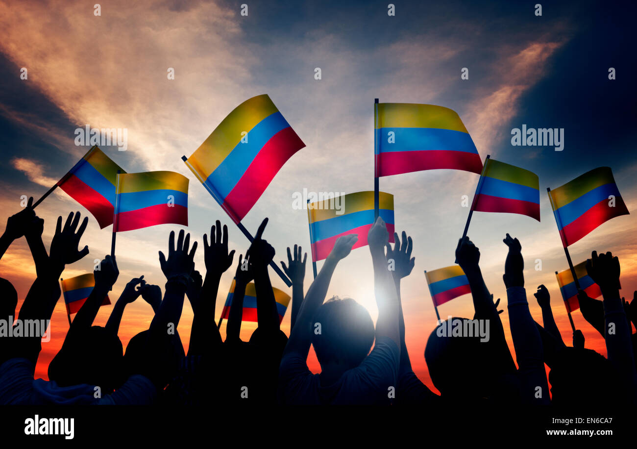 Groupe de personnes brandissant des drapeaux de la Colombie à l'arrière allumé Banque D'Images