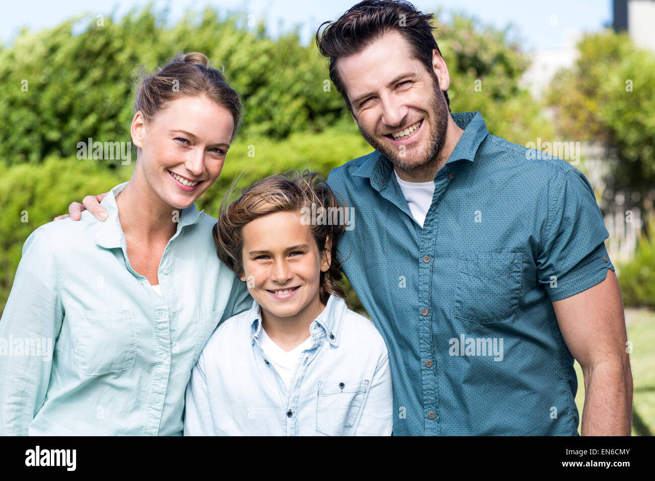 Happy Family smiling at camera Banque D'Images