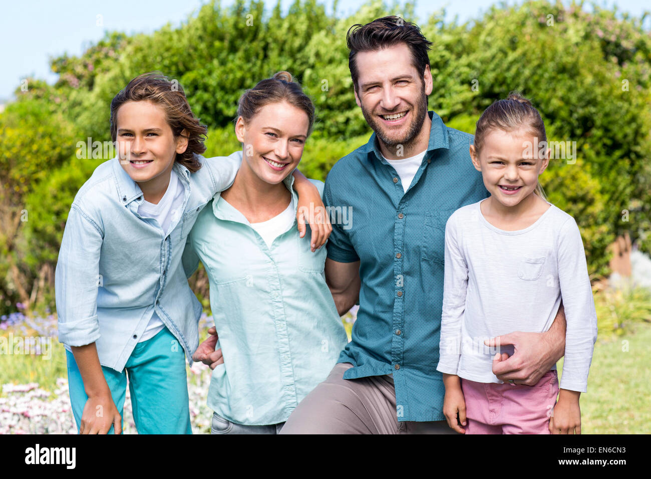 Happy Family smiling at camera Banque D'Images