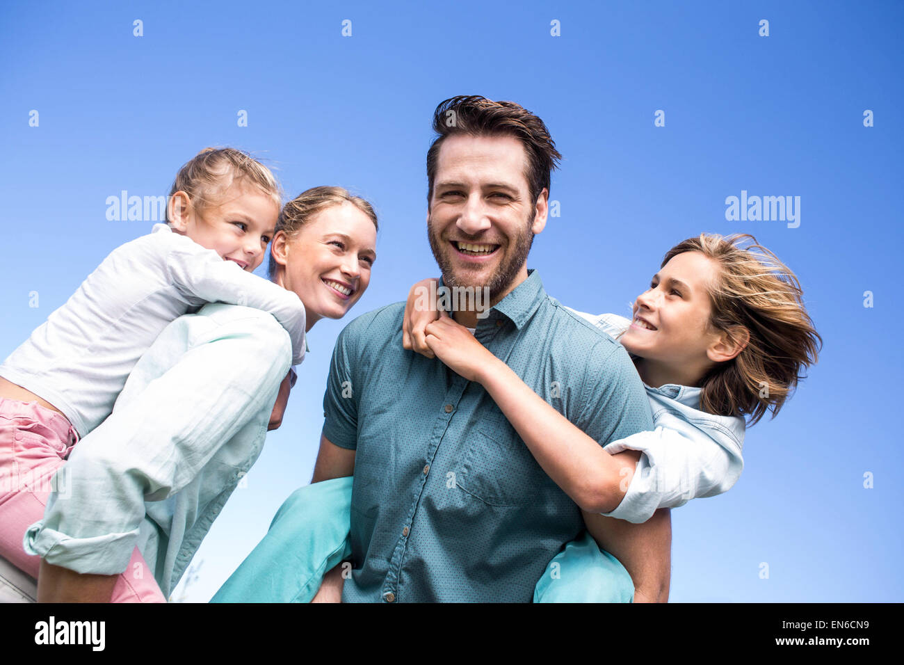 Les parents heureux avec leurs enfants Banque D'Images