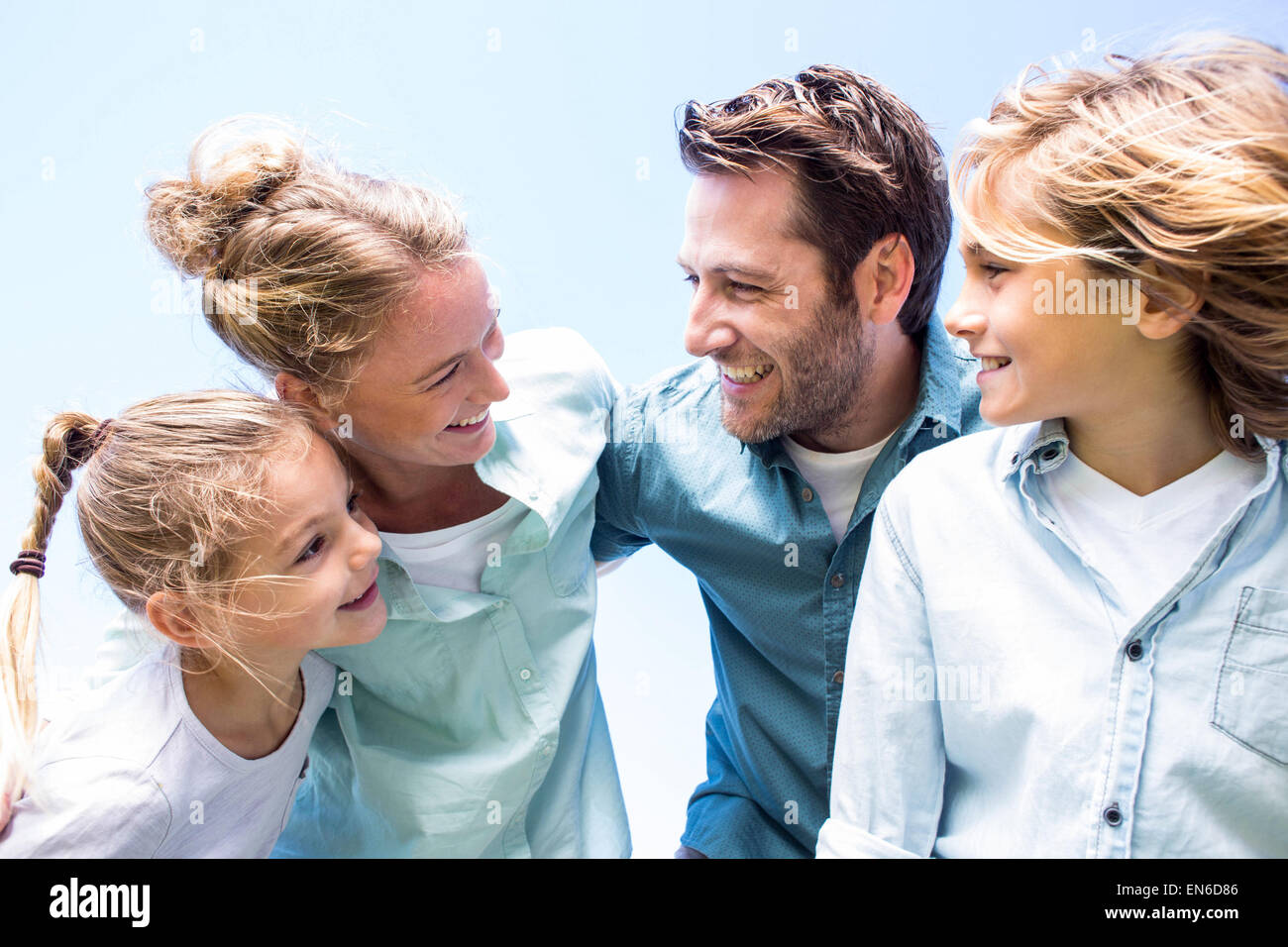 Les parents heureux avec leurs enfants Banque D'Images