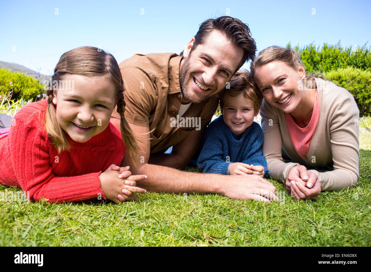 Les parents heureux avec leurs enfants Banque D'Images