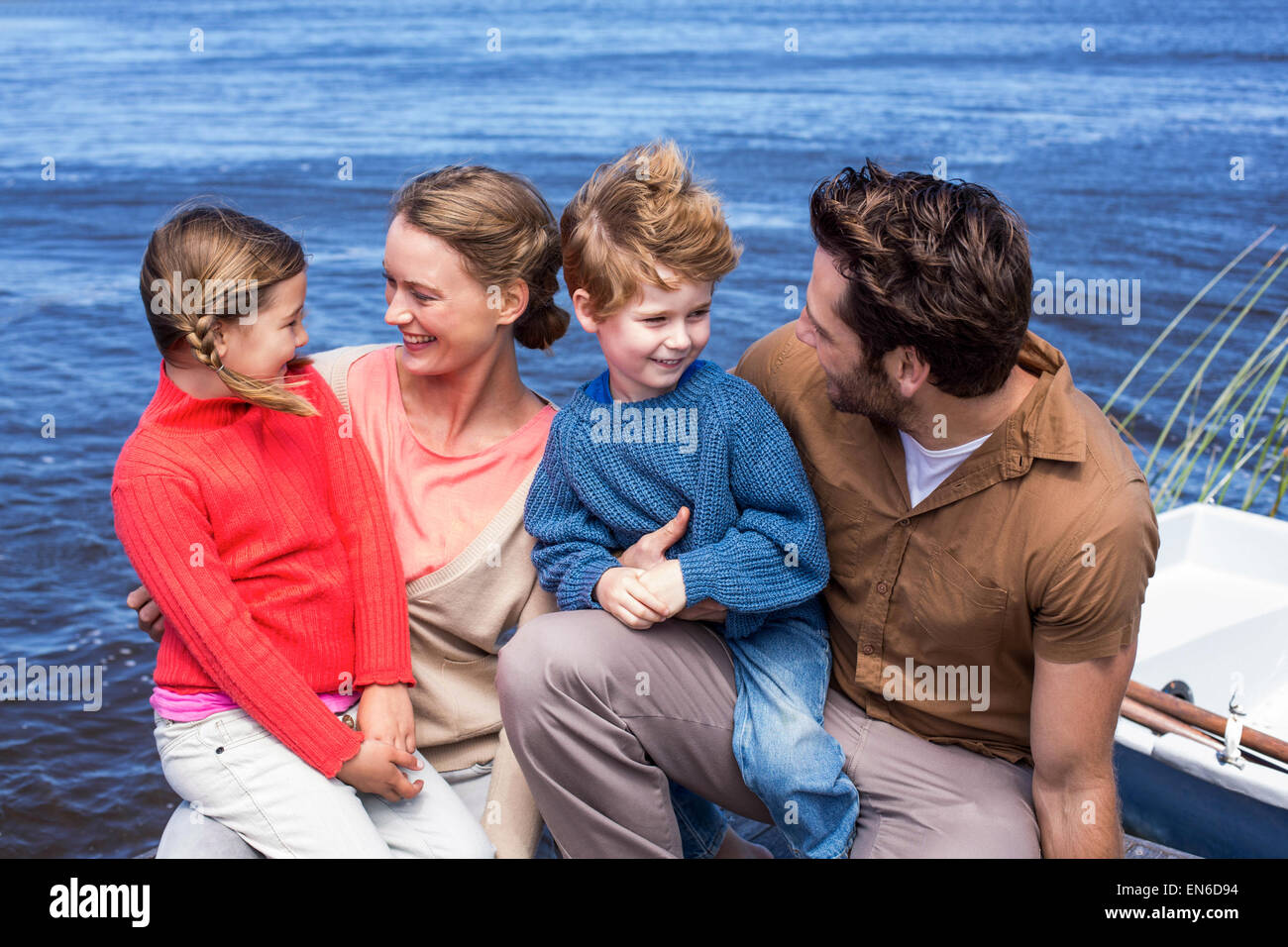 Les parents heureux avec leurs enfants Banque D'Images