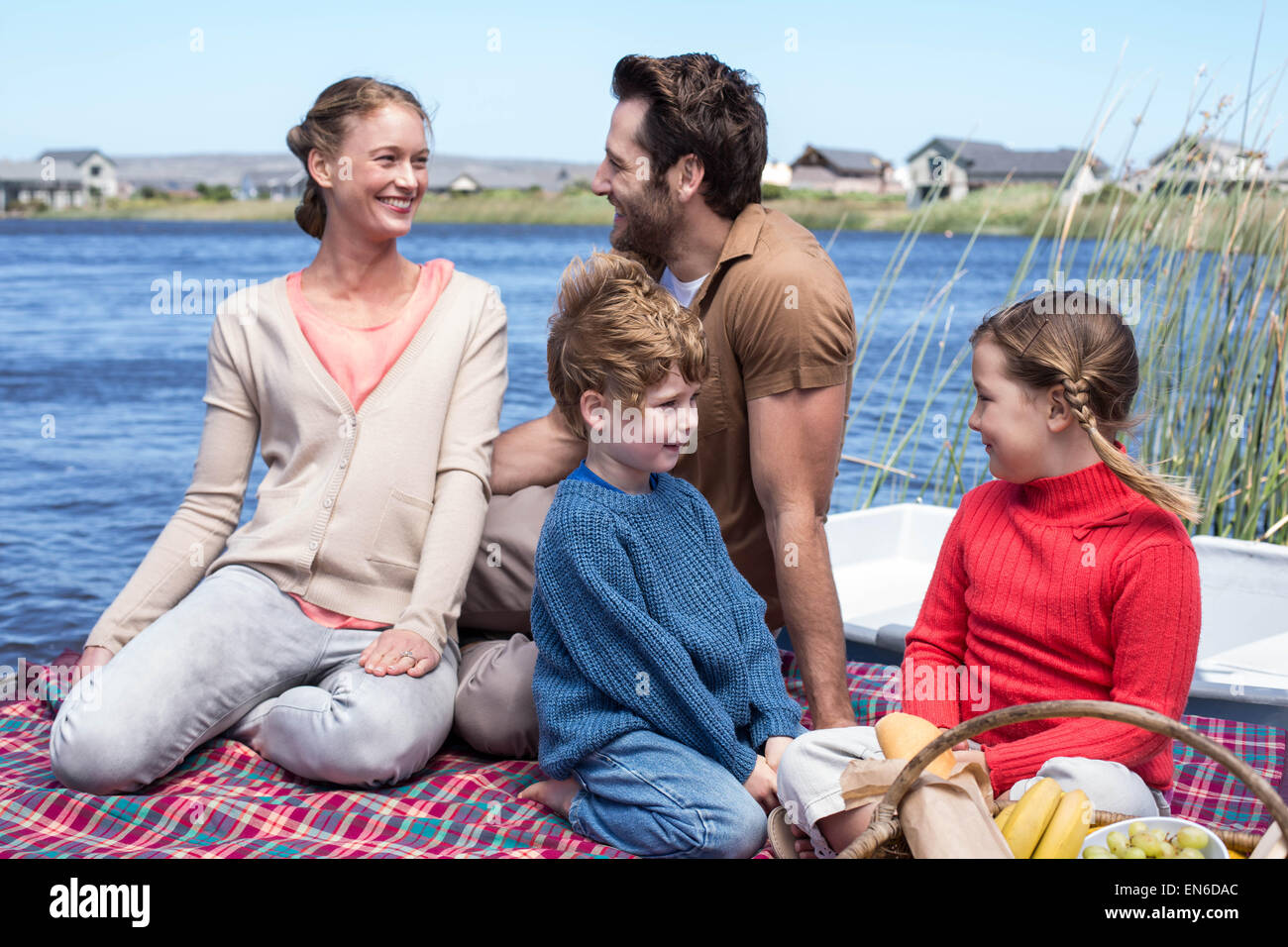 Happy Family having picnic au bord d'un lac Banque D'Images