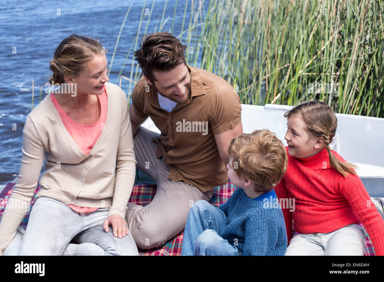 Happy family at a lake Banque D'Images