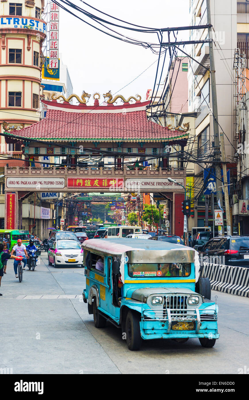 Bus jeepney à Manille aux Philippines dans Chinatown Banque D'Images