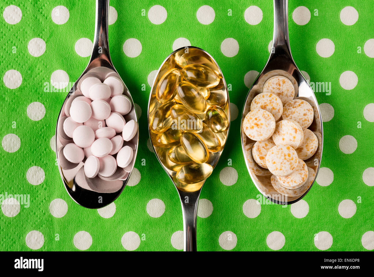 Les cuillères contenant des vitamines notamment D, E et B + Banque D'Images
