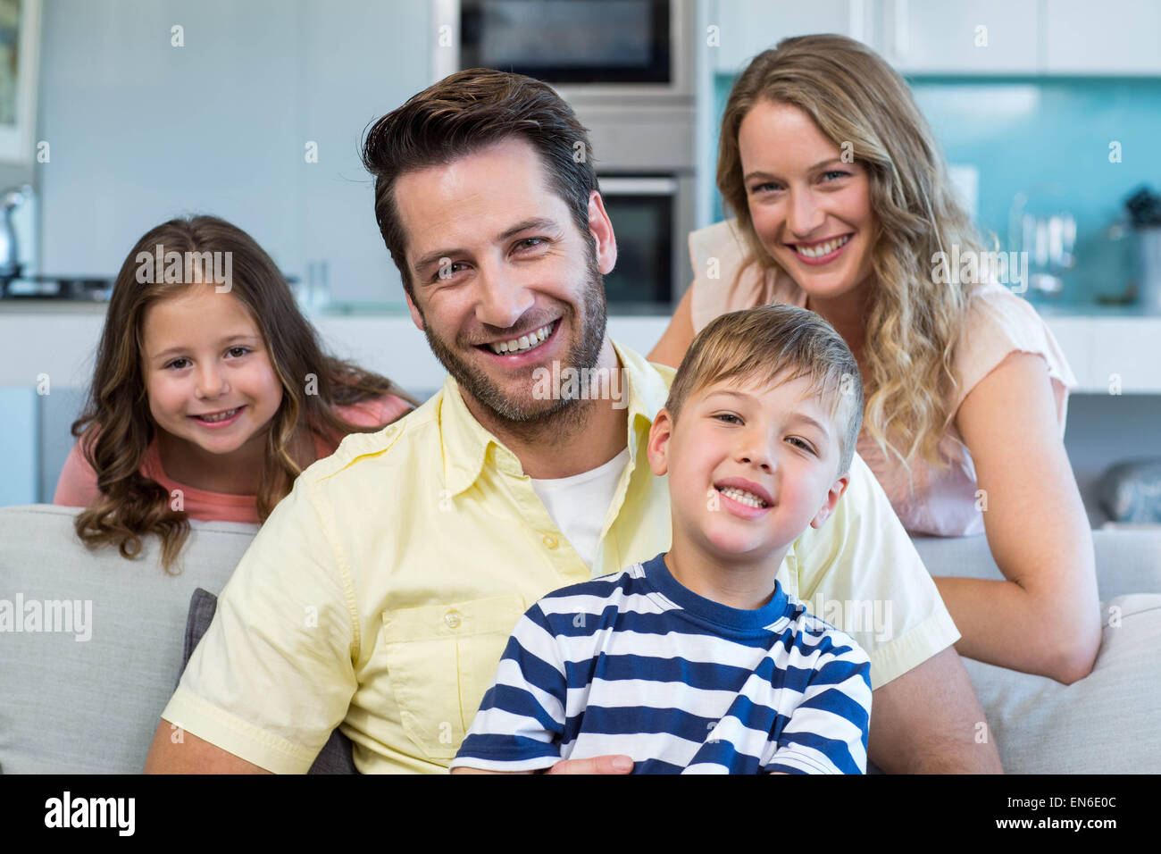 Famille heureuse sur le canapé Banque D'Images