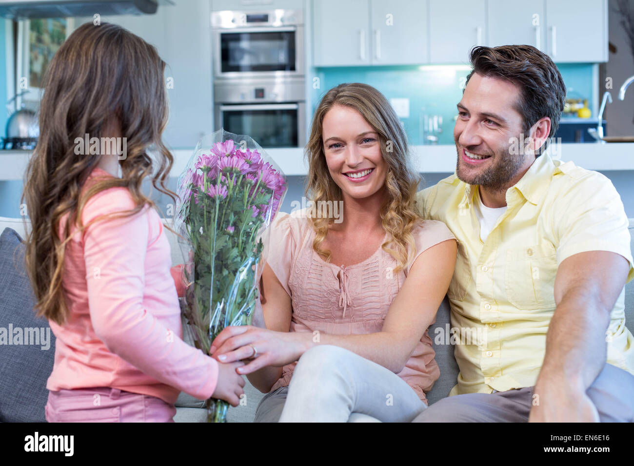 Fille mère surprenant avec des fleurs Banque D'Images