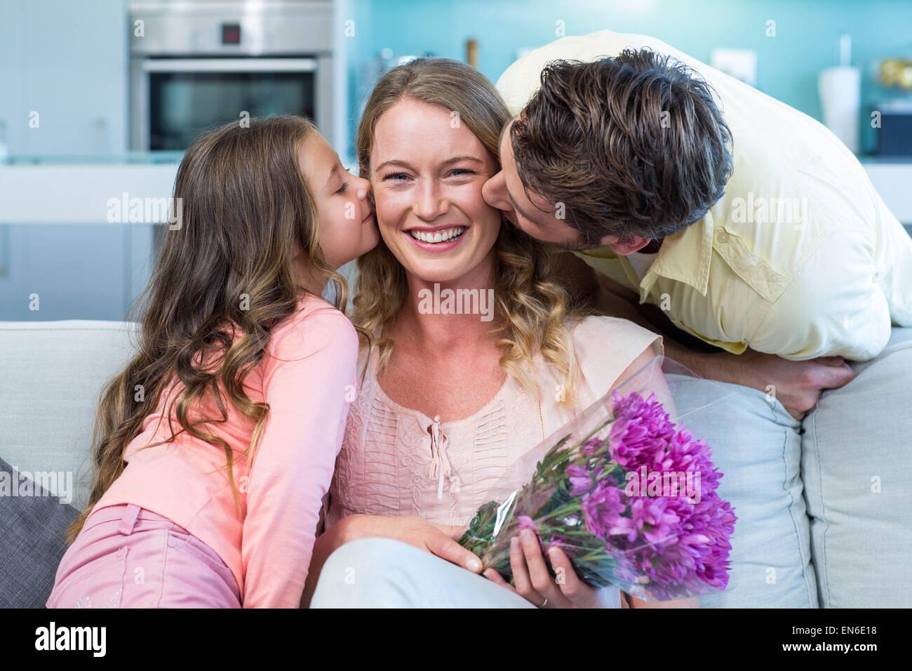 Fille mère surprenant avec des fleurs Banque D'Images