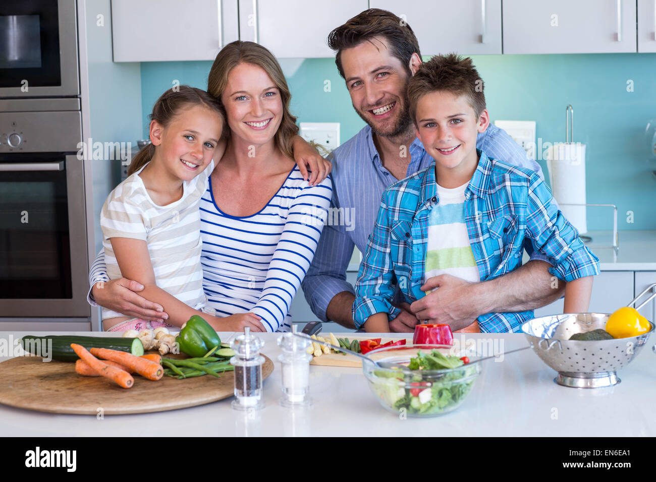 Famille heureuse comment préparer les légumes ensemble Banque D'Images