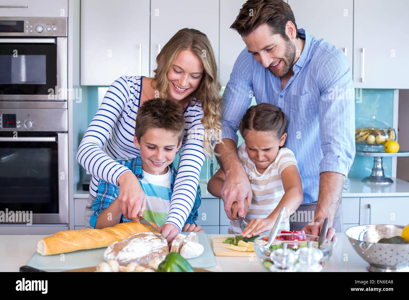 Famille heureuse comment préparer les légumes ensemble Banque D'Images