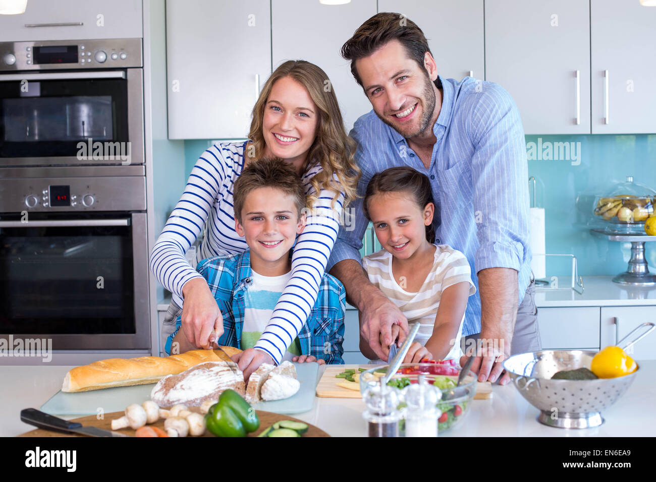 Famille heureuse comment préparer les légumes ensemble Banque D'Images