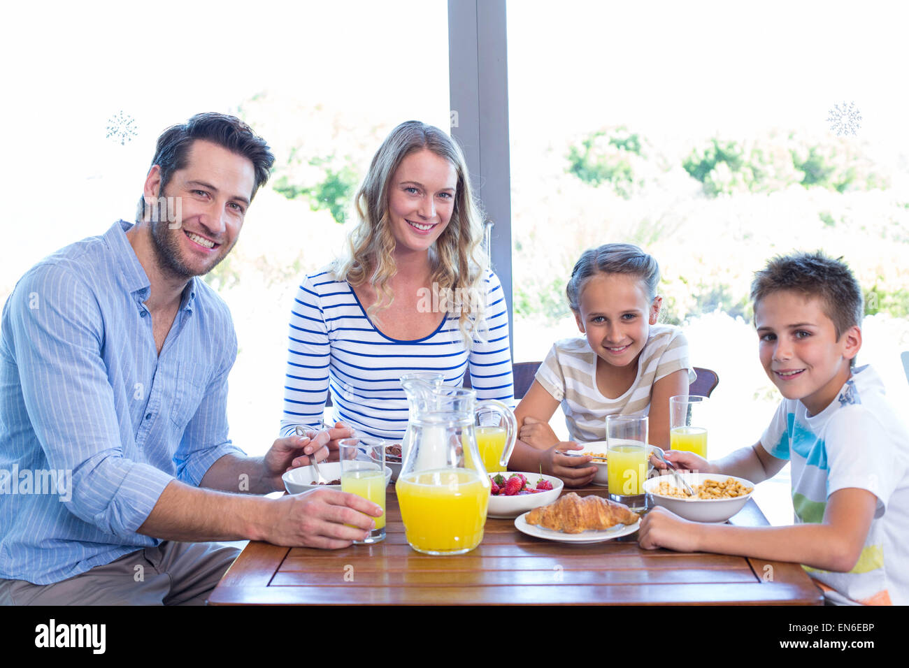 Happy Family having breakfast together Banque D'Images