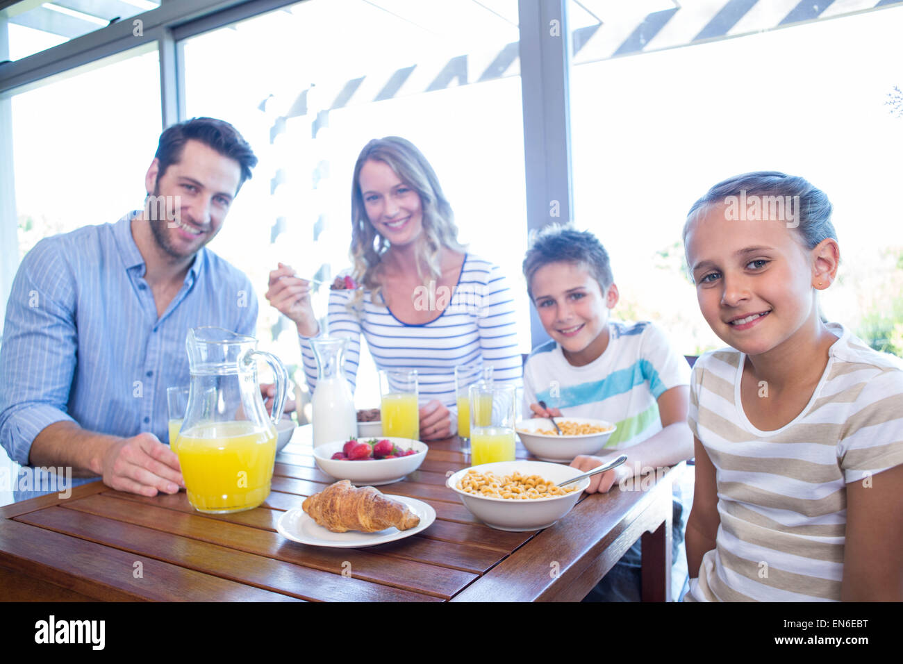 Happy Family having breakfast together Banque D'Images