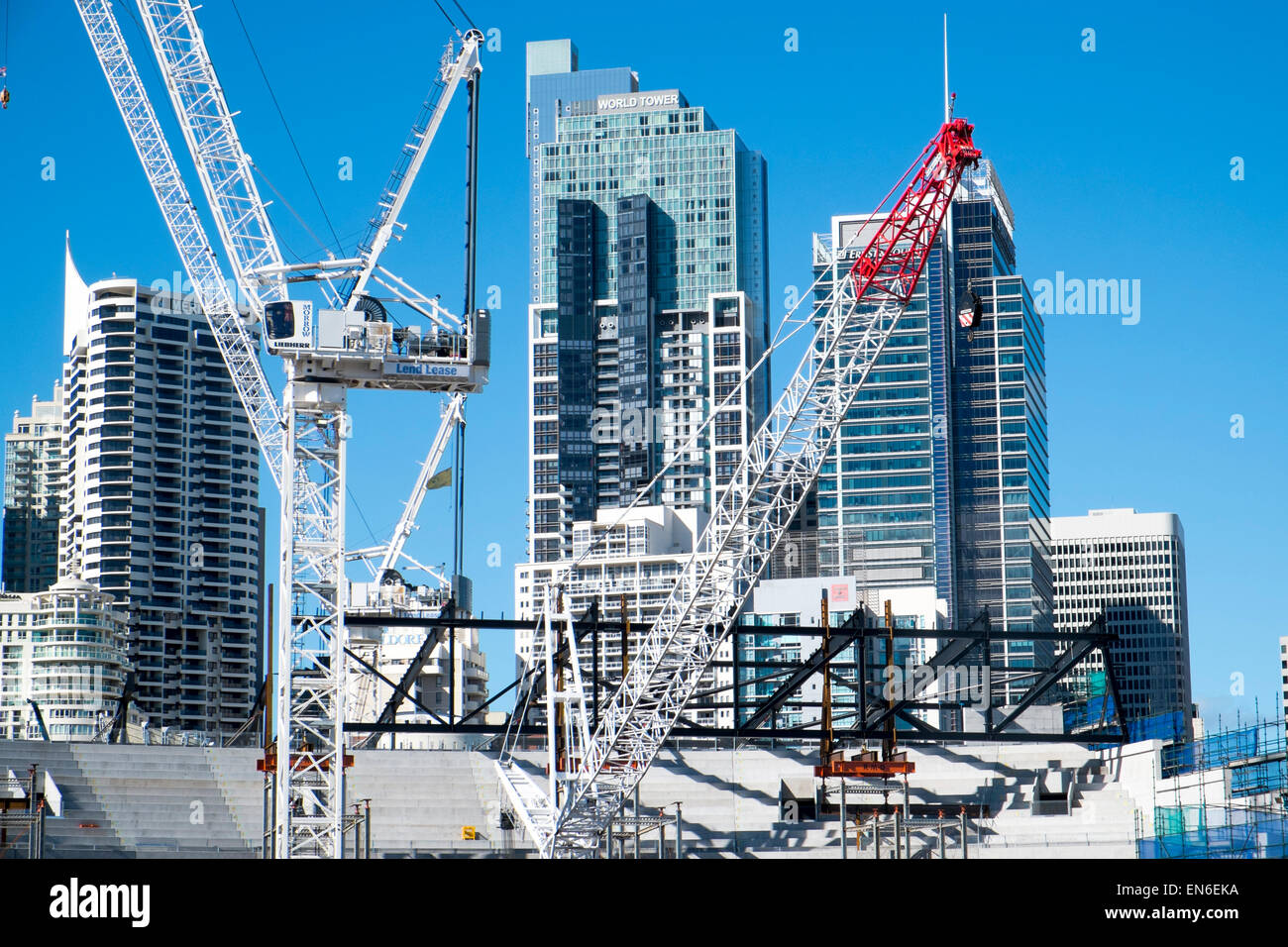 Site de construction australien dans le centre-ville du quartier des affaires de Sydney avec grues et machines de construction, Australie Banque D'Images