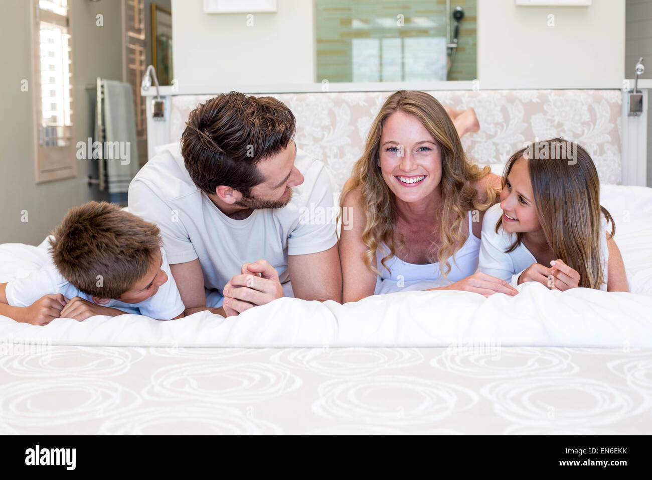 Happy Family smiling at camera Banque D'Images