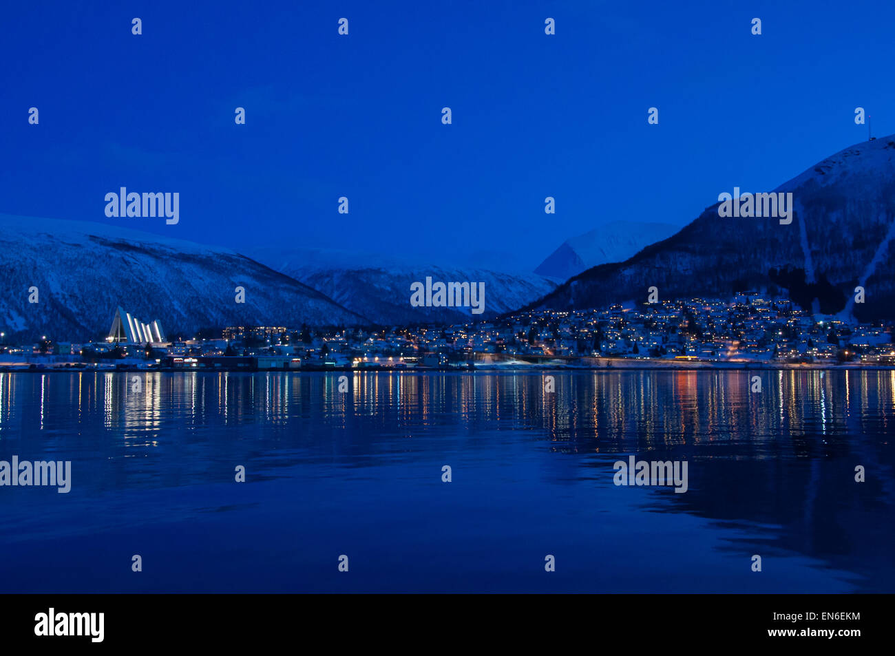 Tromso et la cathédrale arctique au crépuscule en hiver, Norway, Scandinavia, Europe Banque D'Images