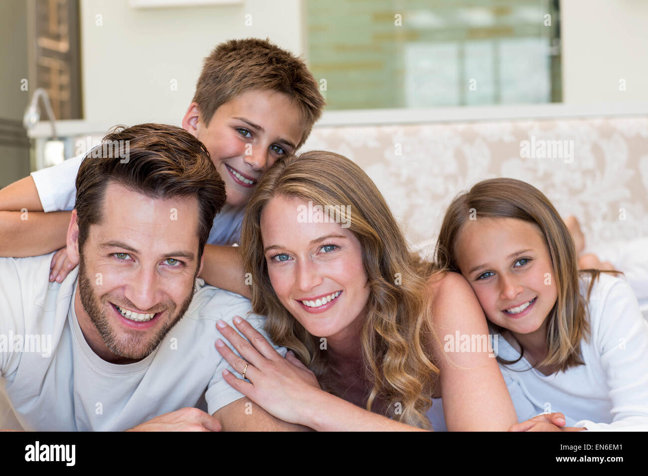 Happy Family smiling at camera Banque D'Images
