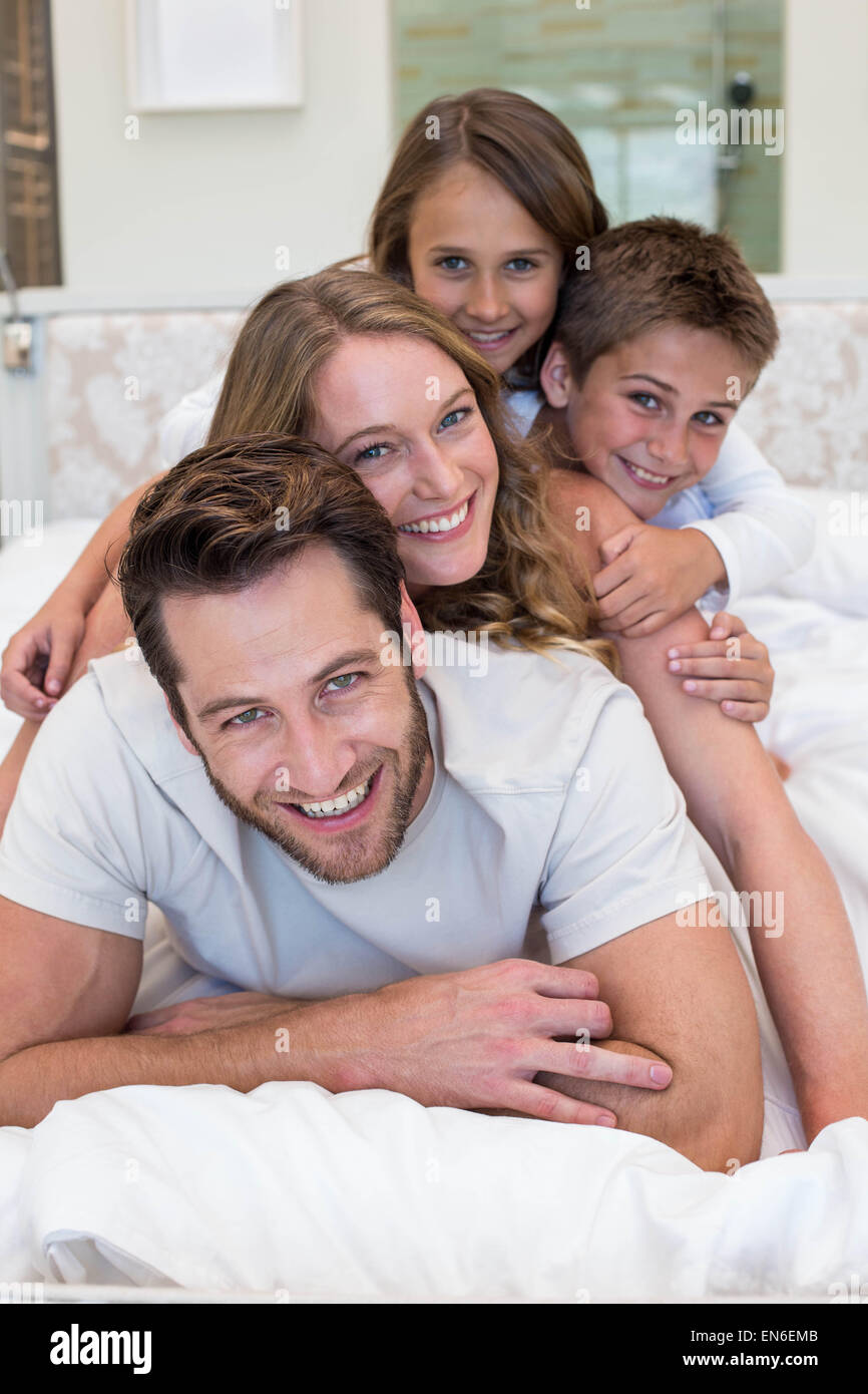 Famille heureuse sur le lit Banque D'Images