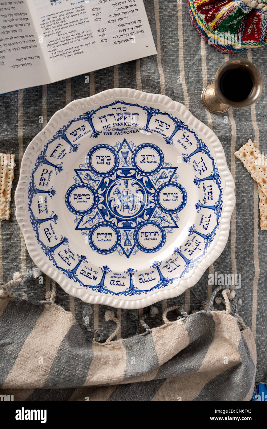 Vintage plaque pâque traditionnel, utilisé pendant la fête juive est show avec l'habbadah, fin et coloré yarmulke Banque D'Images