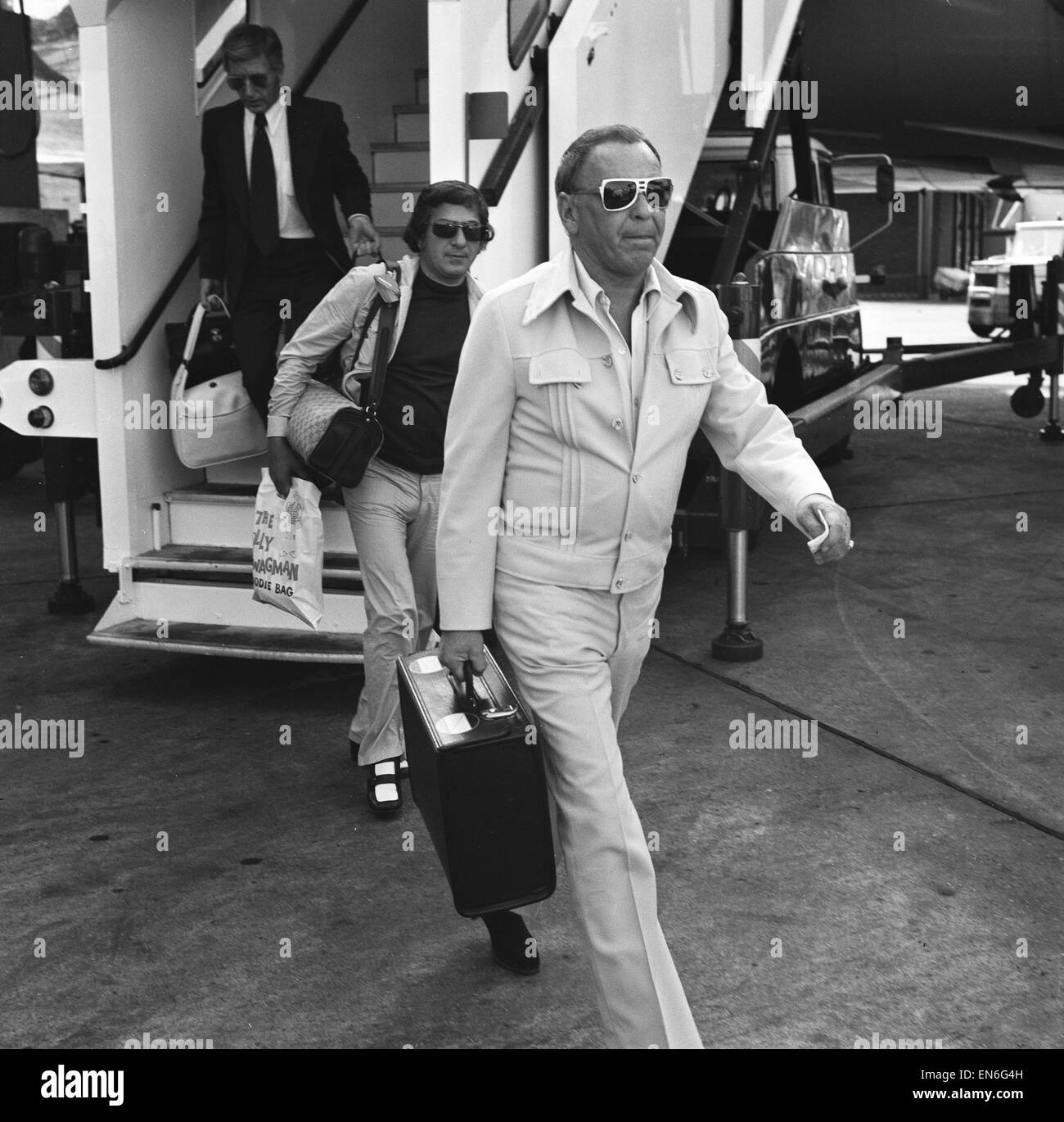 Frank Sinatra chanteur vu ici en provenance de l'Australie à l'aéroport de London 18 Juillet 1974 Banque D'Images