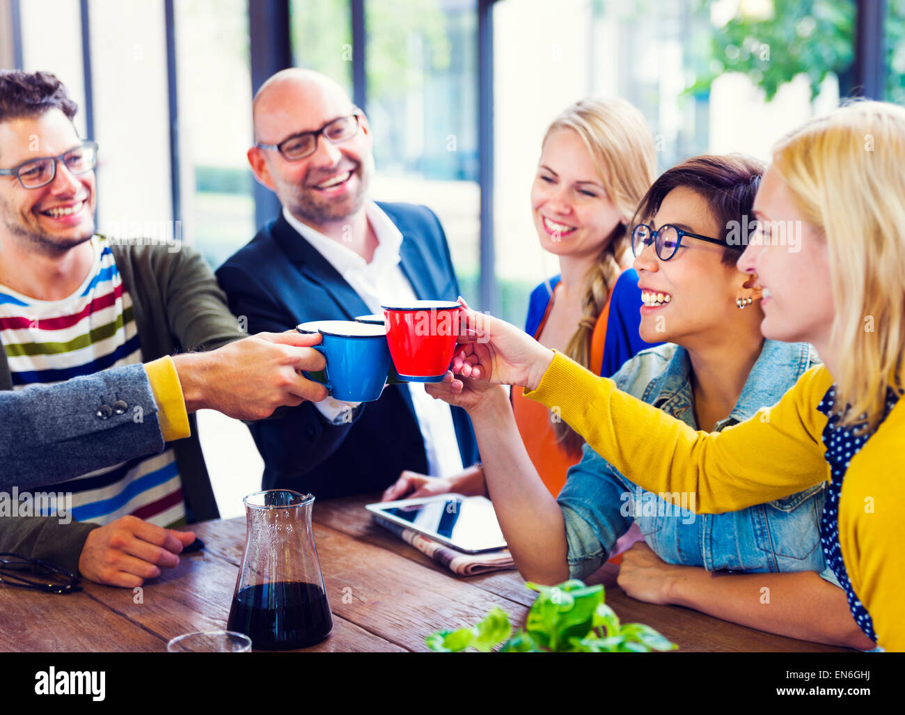 Groupe de personnes multi-ethnique à célébrer leur nouvelle start-up entreprise. Banque D'Images