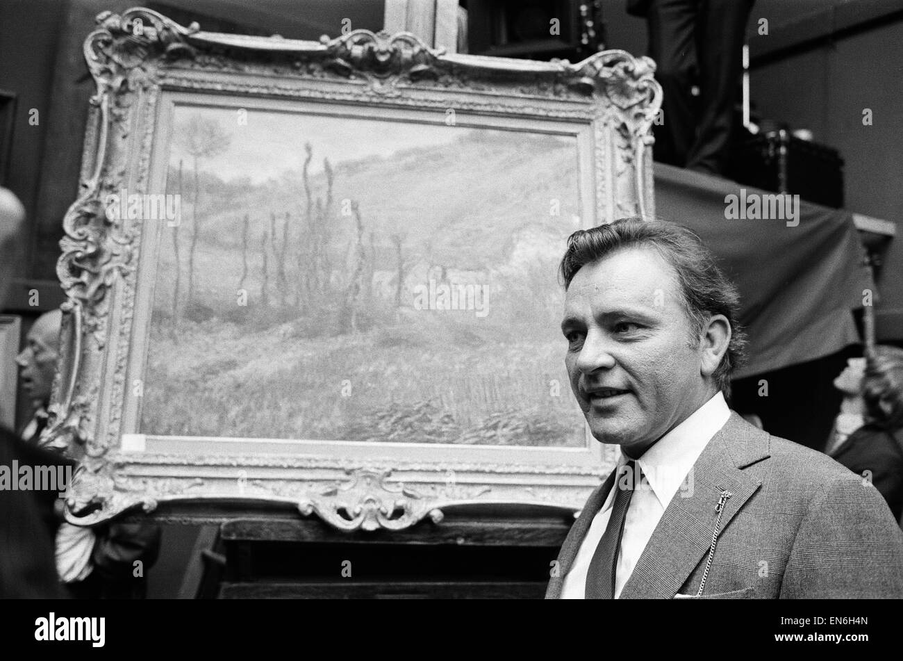Richard Burton et Elizabeth Taylor à Sotherby's où il filmait 'le rire dans l'obscurité' et Liz ont acheté une peinture de Claude Monet pour £50 000. OPS montre Burton avec la peinture. 3e juillet 1968. Banque D'Images