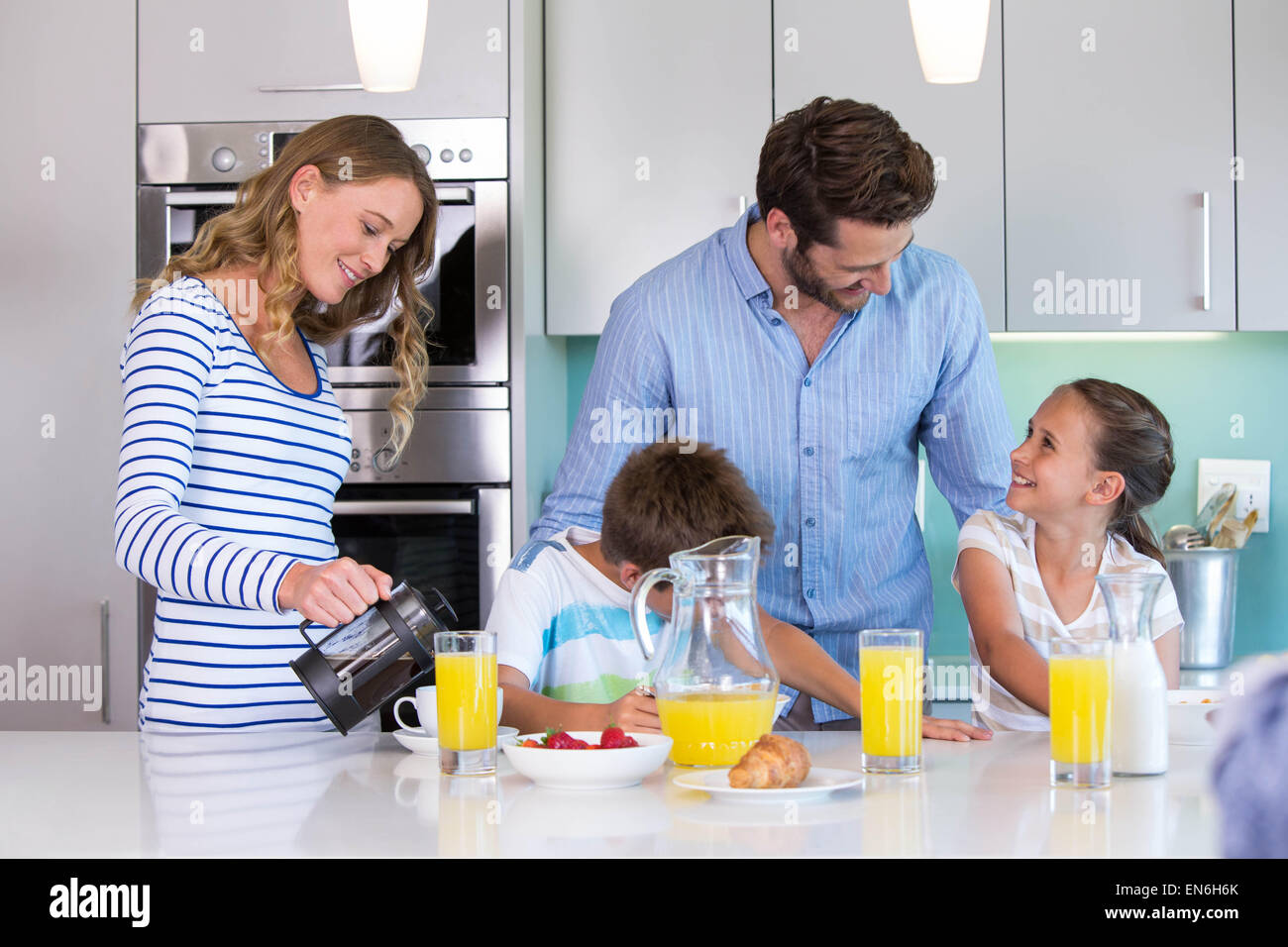 Happy Family having breakfast together Banque D'Images