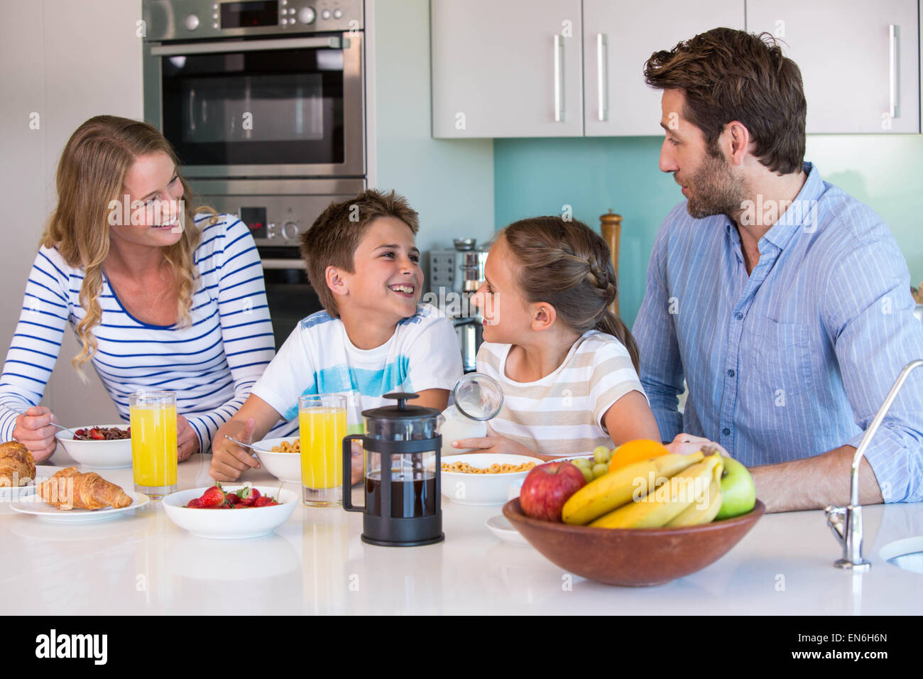 Happy Family having breakfast together Banque D'Images